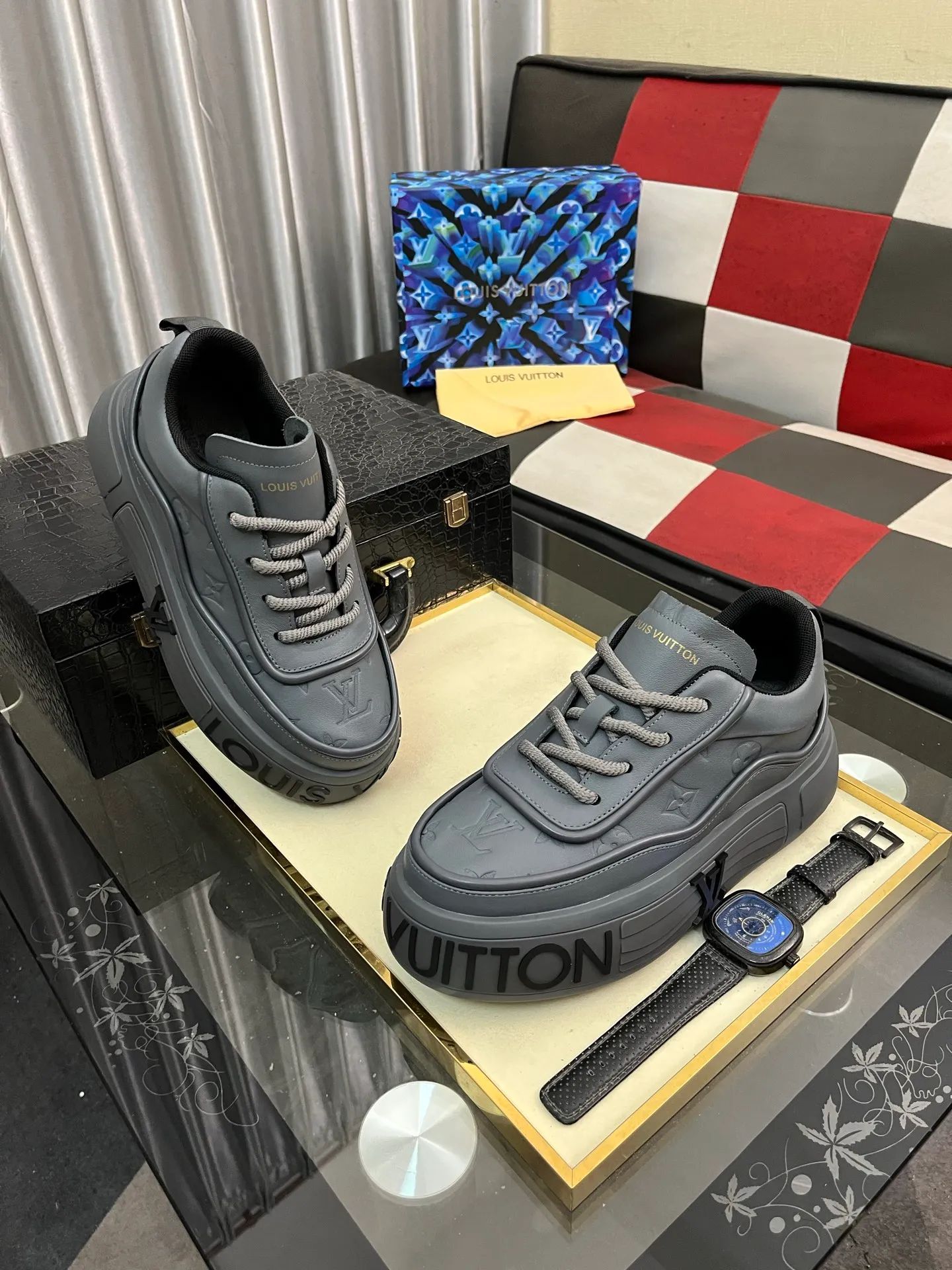 Men's shoes 💰560⌚️⌚️【LOUlS VUlTTON】Louis Vuitton ~ unique and casual style. LV counter purchasing 🏃casual shoes😍😍 Men's 2025 counters are on sale simultaneously, Italian imported brands select first-layer Italian cowhide. Cowhide leather lining (refuses to discolor and grind feet) Code number: 38-44 4⃣️colors available